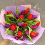 Букет из 19 красных тюльпанов в дизайнерской упаковке