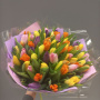 Букет из 55 разноцветных тюльпанов в дизайнерской упаковке