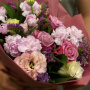 Букет из 5 розовых роз, 2 лизиантусов и гвоздик 