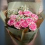 Букет из 9 розовых роз с гипсофилой