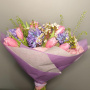 Букет из 7 фиолетовых ароматных гиацинтов, 15 ярко-розовых тюльпанов, ветка нежной тиласпии, 3 ветки трепетного ваксфлоуэра, сочная зелень
