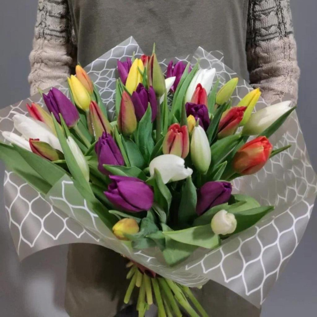 Букет из 23 разноцветных тюльпанов