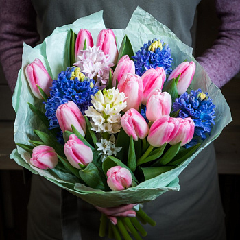 Букет из 15 розовых тюльпанов, 5 белых и синих гиацинтов