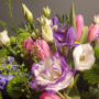Букет с тюльпанами, гиацинтами и эустомой «Отражение бесконечности»