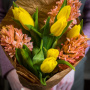 Букет из 7 жёлтых тюльпанов и 3 оранжевых гиацинтов