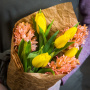 Букет из 7 жёлтых тюльпанов и 3 оранжевых гиацинтов