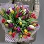 Букет из 51 разноцветного тюльпана в дизайнерской упаковке