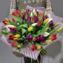 Букет из 51 разноцветного тюльпана в дизайнерской упаковке